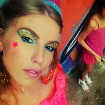 Cântăreţa Corina, machiaj extravagant. Îţi place cum îi stă?