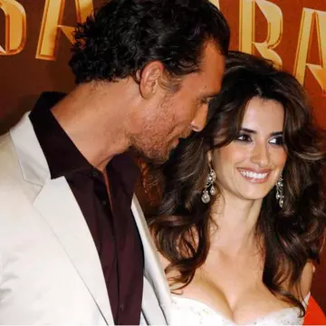 Poze: Cu ochii după sâni. Bărbaţi celebri prinşi în fapt