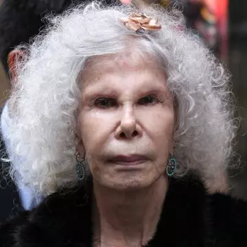 Poze: Cum se îmbracă ducesa de Alba la 85 de ani