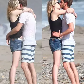 Ce romantic! Emma Stone şi Andrew Garfield se sărută pe plajă