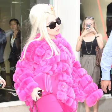 Poartă blană pe căldura asta! Lady Gaga duce moda la extrem