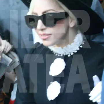 LADY GAGA A VOMAT ÎN TIMPUL CONCERTULUI, la BUCUREŞTI. I s-a făcut RĂU!