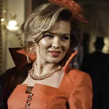 Gina Pistol defilează într-o ţinută semnată de Edi Vasile