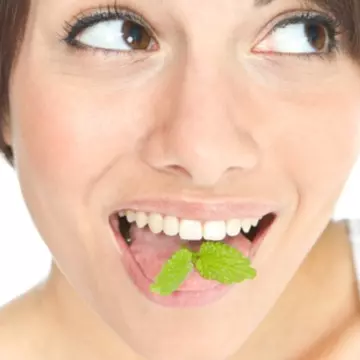 Sănătate: Medicul te învaţă cum poţi scăpa de mirosul neplăcut al gurii