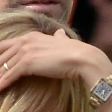 Ghiceşte vedeta care s-a afişat cu un nou inel de logodnă