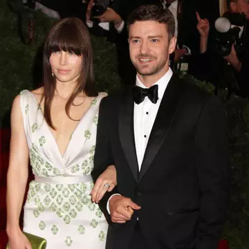 Justin Timberlake o îmbracă pe Jessica Biel