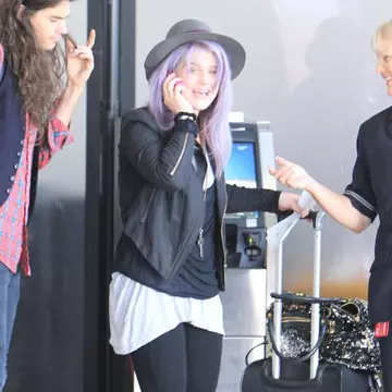 Kelly Osbourne cu părul mov şi piciorul în ghips