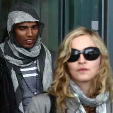 Madonna merge în vacanţă cu “soacra” mai tânără decât ea