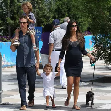 Familist convins! Matthew McConaughey, cu soţia şi copiii la plimbare!