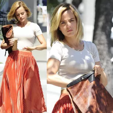 Mena Suvari, ţinută simplă dar foarte chic. Îţi place geanta?