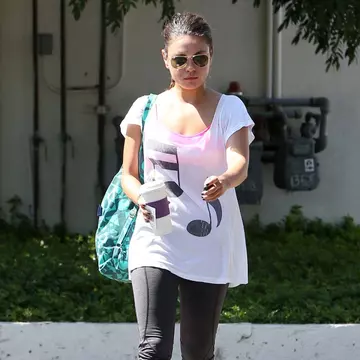 Mila Kunis, îngândurată după ce s-a întors din vacanţa cu Ashton Kutcher