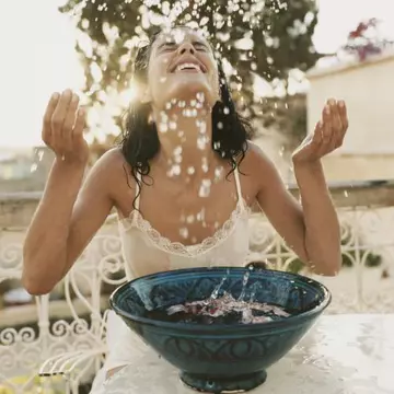 Frumuseţe: piele mai catifelată în 4 paşi simpli