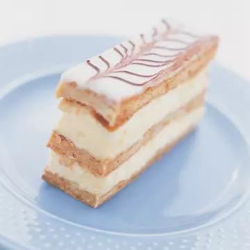Prăjitură cu frișcă și cremă caramel