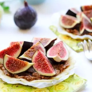 Reţete raw: Tarta cu caramel şi smochine fără foc