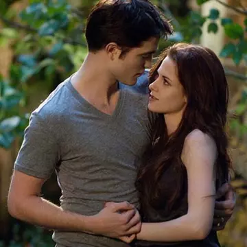 Robert Pattinson şi Kristen Stewart, din nou îmbrăţişaţi