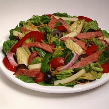SALATĂ CU CÂRNAȚI 