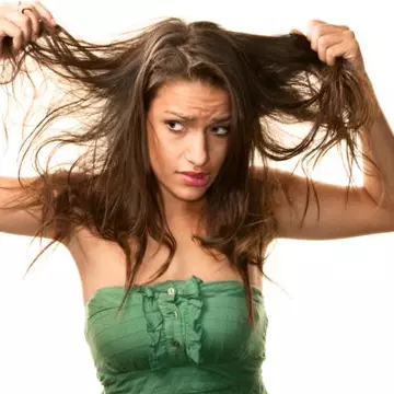 Secrete: Căderea părului şi alte semnale de la corpul tău