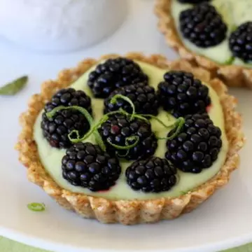 Reţete raw: Mini tarte cu mure şi lime fără foc