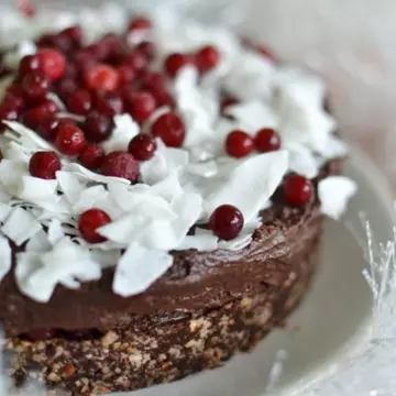 Reţete raw: Tort de ciocolată cu cocos şi vişine fără foc