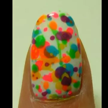 Video: Cum să-ţi faci singură o manichiură veselă de vară