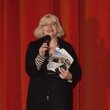 Irina Margareta Nistor: "O relaţie funcţionează exclusiv de la distanţă"