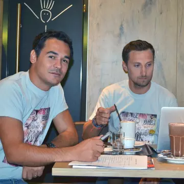 Răzvan şi Dani au lansat un restaurant dintr-un cunoscut lanţ de fast-food. Iată ce-a ieşit!