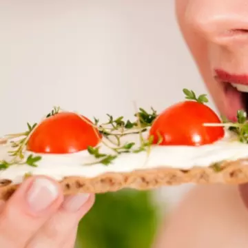 Dietă: De ce slăbeşti mâncând brânză dulce?