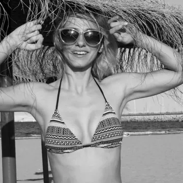 Vara 2012: Cele mai sexy vedete de la noi în costum de baie
