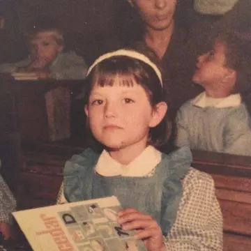 Ce dulce era în prima zi de şcoală! Ghiceşti cine e?