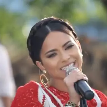 Inna cântă despre Inndia în haine populare româneşti