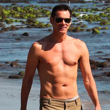 Jim Carrey arată bestial la 50 de ani! Uite-l pe plajă cu noua iubită