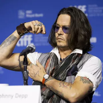 Johnny Depp îşi arată muşchii la conferinţele de presă