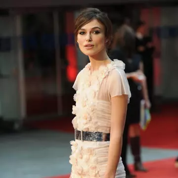 Keira Knightley, îmbrăcată ca o prinţesă pe covorul roşu