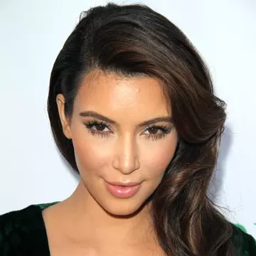 Wow! Ce sexy e Kim Kardashian într-o ţinută all-black