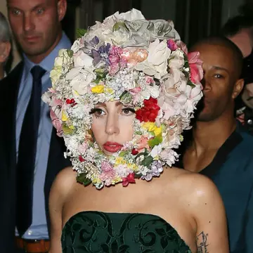 Lady Gaga, o floare la Săptămâna Modei de la Londra