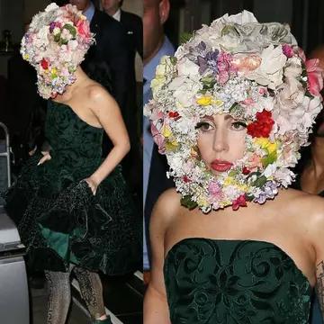 Ciudat! Uite ce pălărie a purtat Lady Gaga!
