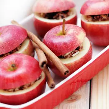 Reţete raw: Mere umplute cu cremă de caramel şi curmale fără foc