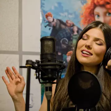 VIDEO EXCLUSIV: Paula Seling cântă  „Chiar pot zbura” live, pentru Unica Online!