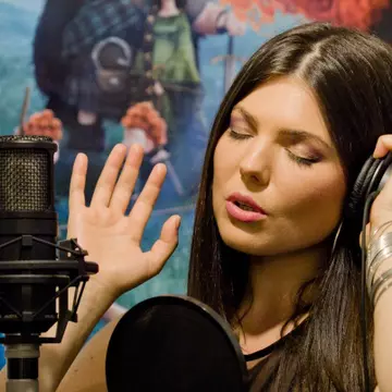 VIDEO EXCLUSIV 2: Paula Seling cântă  „Chiar pot zbura” live, pentru Unica Online!