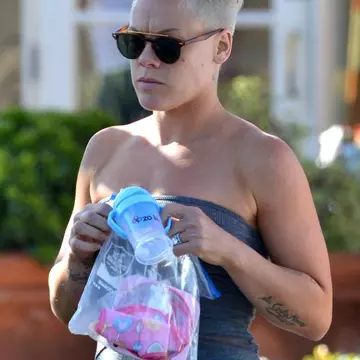 Mămică nonconformistă. Uite ce grijulie e Pink