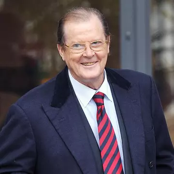 Roger Moore a fost bătut de două femei