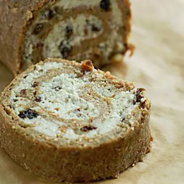 Reţete raw: Ruladă de nuci cu scorţişoară şi stafide fără foc