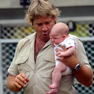 Pe urmele tatălui. Fiul lui Steve Irwin, hrăneşte crocodilii la 8 ani