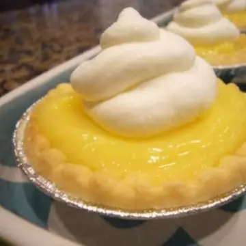 Reţete raw: Tartă de lămâie cu frişcă de cocos fără foc