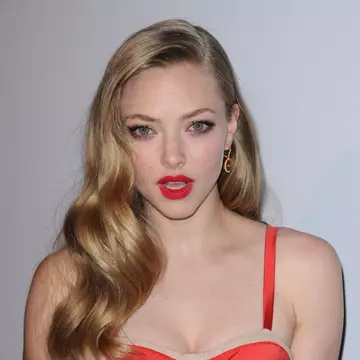Sexy sau vulgară? Uite cum a apărut Amanda Seyfried pe covorul roşu!
