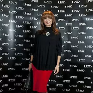 Anca Ţurcaşiu, elegantă în roşu şi negru. Îţi place cum s-a îmbrăcat?