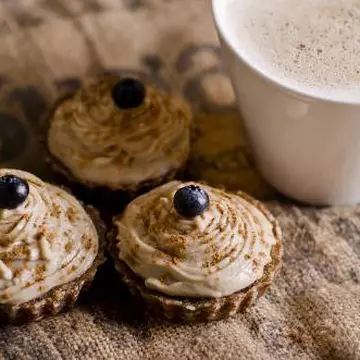 Reţete raw: Brioşe de lavandă cu struguri, pere, smochine şi vanilie fără foc