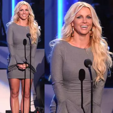 Uite ce rochie a purtat Britney Spears. Îţi plac mânecile?