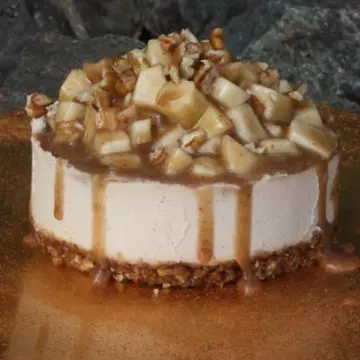 Reţete raw: Cheesecake de mere cu cremă caramel şi scorţişoară fără foc