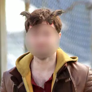 Ghiceşte vedeta: Cine este actorul cu coarne din poză?